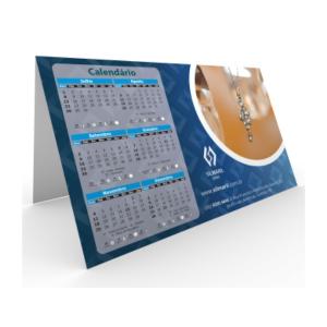 Calendário de Mesa PVC 0,5mm Cristal 17,6x17,4cm 4x0 Verniz Cristal Frente e Verso Dobra ao Meio PVC 