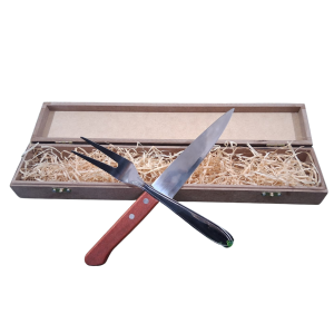 Kit Churrasco Personalizado na Tampa Estojo em madeira, com talheres em aço inox e cabo em madeira 42 x 8 x 6 cm Gravação a laser na tampa da caixa – nome ou frase personalizada   